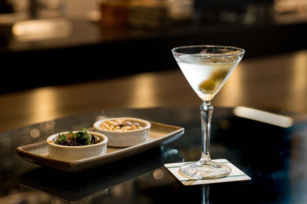 Peppers Waymouth Hotel Аделаида Экстерьер фото A Vesper cocktail
